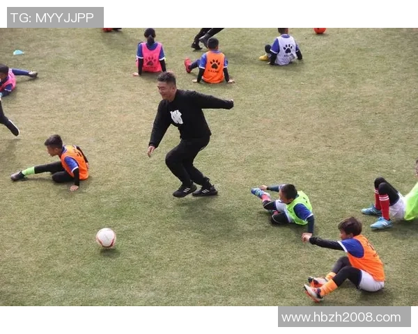 飞翔的足球巨星如同鸟儿翱翔在绿茵场上展翅高飞 飞翔的足球巨星如同鸟儿翱翔在绿茵场上展翅高飞